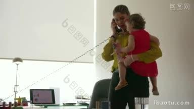 成年女商人与小女儿在<strong>办公室</strong>，一心多用的母亲抱着她的孩子和客户<strong>打电话</strong>