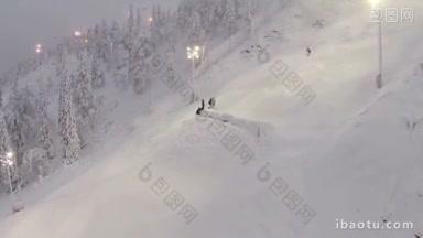 航拍的一个滑雪者在一个陡峭的斜坡上在夜间包含照明