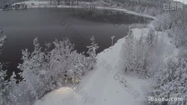 空中汽车沿着湖边的雪路，穿过冰封的松林，驱车前往冬令营