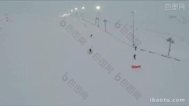 航拍的人们<strong>滑雪</strong>和<strong>单板滑雪</strong>下斜坡与工作的<strong>滑雪</strong>升降机和路灯旁边的冬季运动和