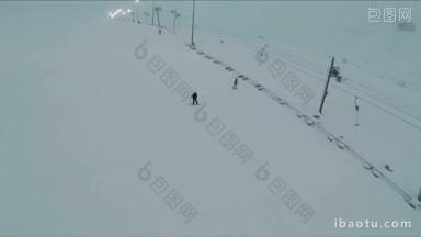 山上滑雪场滑雪者的鸟瞰图