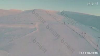 空空如也的滑雪道和滑雪道在山坡上的鸟瞰图和清晰的蓝天下，直升机飞上斜坡