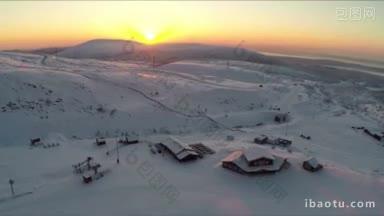 空中拍摄的冬季滑雪场雪域木质建筑