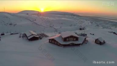 <strong>空中</strong>拍摄的雪原上的木屋，滑雪中心在北面