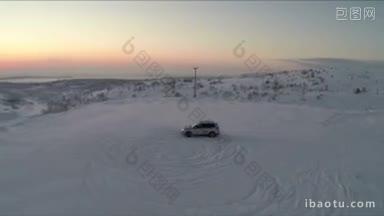 航拍技术娴熟的司机在雪地上转圈圈，同时漂移冬天的自然和傍晚的天空场景