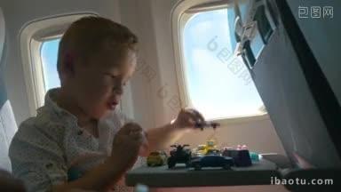 乘飞机旅行的小男孩坐在照明灯旁边玩玩具飞机