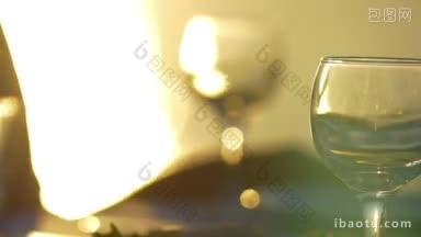 特写<strong>镜头</strong>的妇女倒水或葡萄酒从玻璃瓶和拿酒杯喝酒