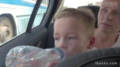 小男孩和妈妈坐在汽车里旅行，小男孩用瓶子喝水