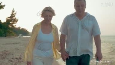 斯坦尼康拍摄的快乐的老男人和女人在海边散步时用自拍杆移动自拍照