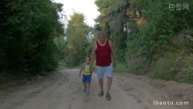 斯坦尼康拍摄的疲惫的男人和小男孩在阳光明媚的日子沿着乡村道路<strong>徒步旅行</strong>