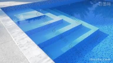 <strong>室外</strong>蓝色瓷砖游泳池的水下楼梯，清澈的水水疗中心和度假村