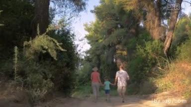 斯坦尼康的背影拍摄的爷爷奶奶和小孙子手牵着手，在森林的路上跑步，积极休闲