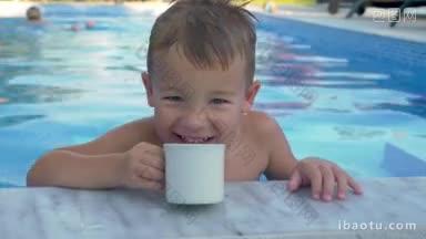 快乐的小男孩在炎热的夏天游泳后口渴了，他靠在池边喝水，然后
