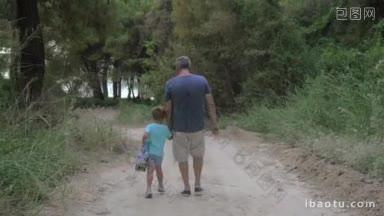 斯坦尼康拍摄的小男孩走路的<strong>手</strong>与爷爷在森林与爷爷郊游