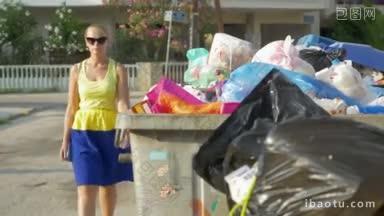 妇女经过满街<strong>回收</strong>箱时，把一个塑料瓶扔在其中一个垃圾利用的问题