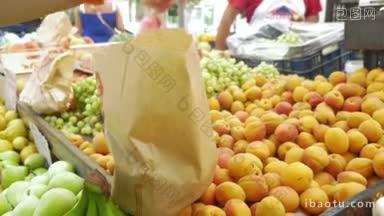 街边的自动售货台上放着纸袋，看不见的买主正在往里面放杏子