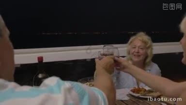 斯坦尼康拍摄的一些朋友吃饭，一个女人正在提议<strong>祝酒</strong>