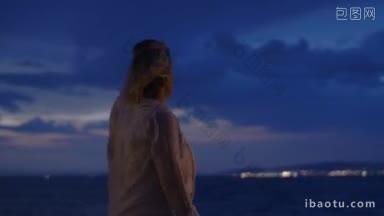 斯坦尼康拍摄的一个高级家庭夫妇享受晚上外出的水边，他们走对背景的黑暗多云