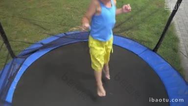 手持镜头的小男孩跳在户外的流浪汉保护与网络活跃休闲和乐趣在夏天