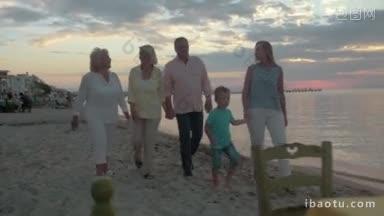 斯坦尼康拍摄的大家庭在海滩上的空餐桌上祖父母和母亲带着小儿子