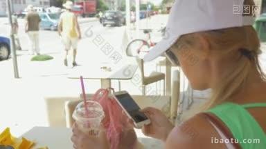戴着<strong>帽子</strong>和太阳镜的年轻女子在街头咖啡馆度过<strong>夏日</strong>，她喝着冷鸡尾酒，在信使聊天