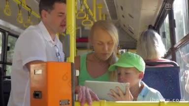 父母和儿子乘公共汽车在城市旅行，他们在旅途中使用平板电脑娱乐