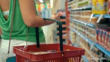 慢动作斯坦尼康拍摄的一个女人与塑料<strong><strong>购物</strong>车</strong>走在货架上，在超市<strong>购物</strong>