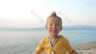 慢镜头里，一个男孩高兴地<strong>尖叫</strong>，因为他是获胜者，戴着奖牌，举起奖杯
