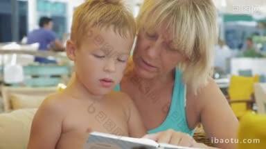 小男孩和奶奶一起在户外看书，看图画，<strong>读故事</strong>