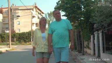 老年家庭夫妇走在小街上，在城市或城镇的<strong>游客</strong>徘徊和看房子