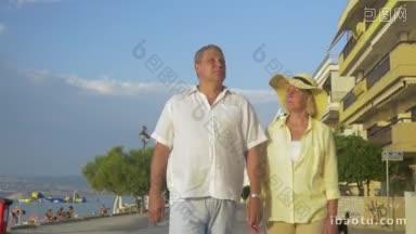 斯坦尼康拍摄的成熟夫妇在假期，他们沿<strong>着</strong>海滩散步，手<strong>牵着</strong>手