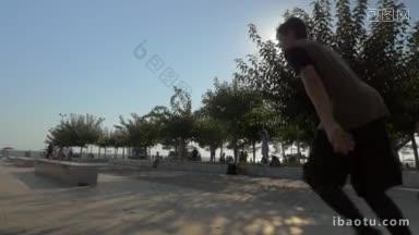 慢动作斯坦尼康拍摄的跑酷男子做的把戏在城市，他跑和<strong>滑</strong>在石凳和