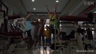 孩子在健身房<strong>训练</strong>后，快乐的大家庭击掌和竖起大拇指的慢镜头