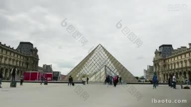 人们走在卢浮宫博物馆外面的超摄镜头，并拍摄世界上最著名的博物馆金字塔