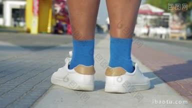 斯坦尼康拍摄的高级妇女沿着街景快速走到脚在蓝色袜子和白色运动鞋