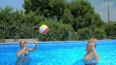一个快乐的父<strong>亲</strong>和成年的女儿在游泳池玩排球的<strong>奶奶</strong>和孩子的慢镜头