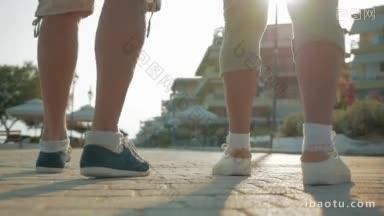 慢<strong>动作</strong>低角度拍摄的老年家庭夫妇在度假小镇跑步明亮的阳光照耀