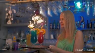 一个年轻快乐的女人在酒吧里拿着鸡尾酒托盘的慢<strong>动作</strong>，杯子里的火花在燃烧
