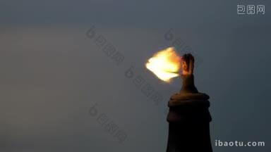 慢动作特写镜头燃烧的海滩竹火炬与它的火焰移动在风中拍摄在黄昏