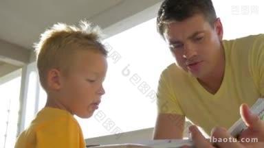 阳光明媚的日子，年轻的父亲和小儿子在阳台上看书，<strong>消磨</strong>闲暇时光