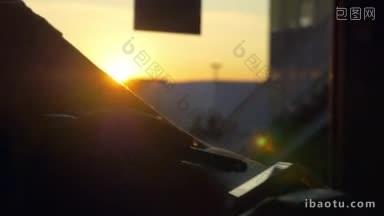 慢<strong>动作</strong>特写拍摄的妇女使用智能手表与笔在窗口与城市景观在日落金色