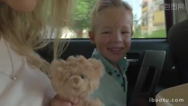 小男孩<strong>喜欢</strong>和泰迪熊一起坐车，妈妈抱着他最<strong>喜欢</strong>的玩具，妈妈抱着他