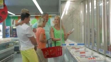 一家人带着孩子在大卖场的冷冻食品区挑选食物