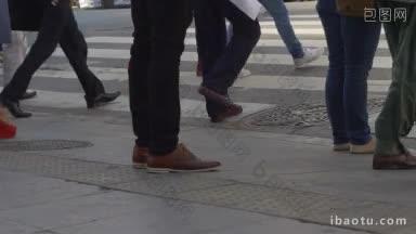 中镜头的脚穿过街道在布宜诺斯艾利斯市中心，阿根廷慢动作系列