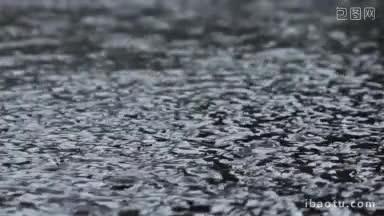 密集的雨水倾泻在路面上