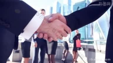 在摩天大楼背景下，商界人士在户外<strong>握手</strong>