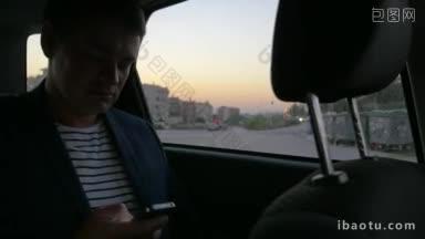 年轻人坐在车里，用<strong>手机</strong>上网，晚上的城市就在窗外