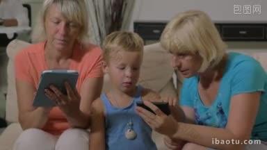 奶奶和孙子在家里度过时光，一个奶奶用平板电脑，另一个和孩子玩<strong>手机</strong>