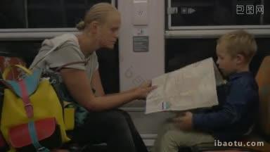 年轻的母亲和儿子乘火车旅行他们展开地图，看着它