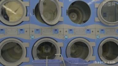 收费洗衣服务两排大洗衣机与亚麻洗涤在一起